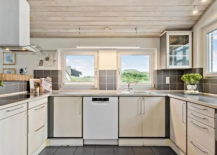 펜션 Four-bedroom In Hvide Sande *